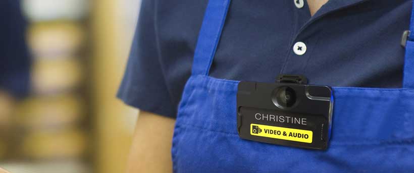 Retail-worker-wearing-VT100-body-camera